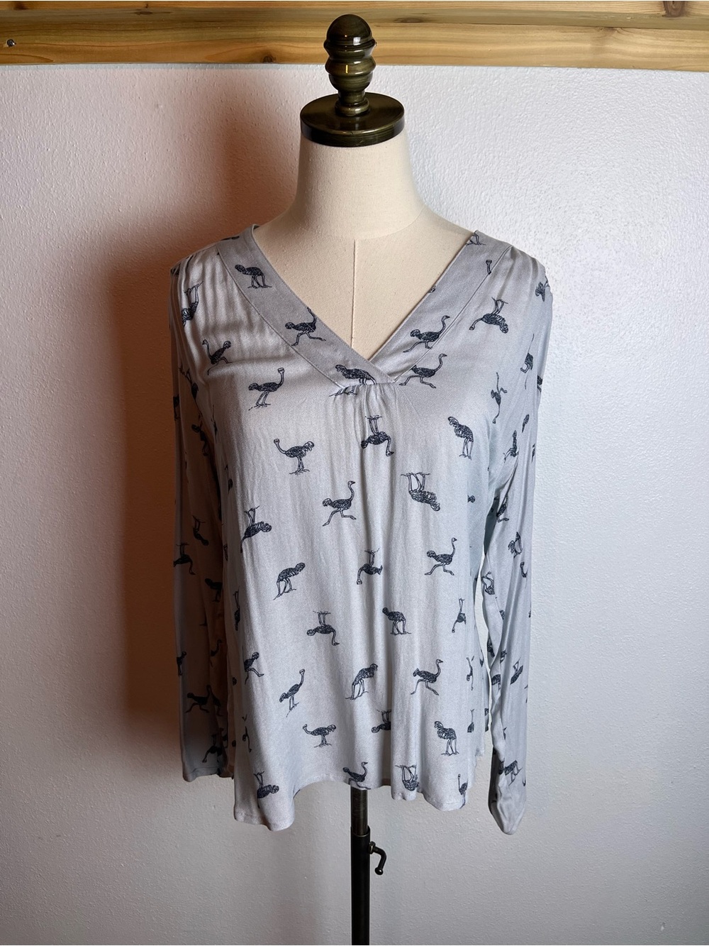 hinge Light Silver Gray V-Neck Long-Sleeve Top with Navy Blue Ostrich Print